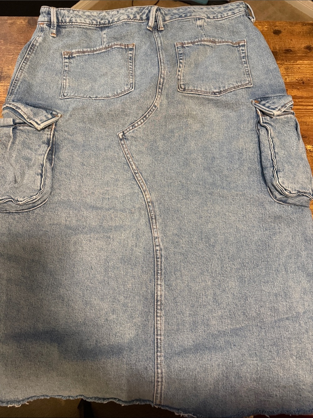 Good American Light Blue Denim Cargo Midi Skirt - Picture 4 of 6